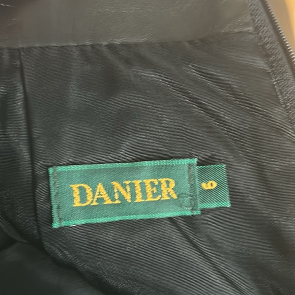 Danier leather skirt - Picture 4 of 9